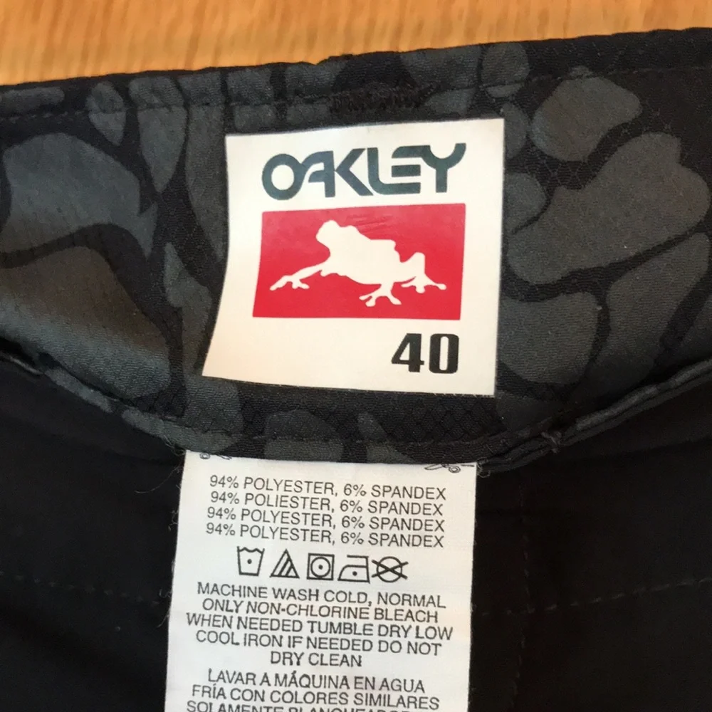 Oakley size 40 black stretch nylon 9.5” hybrid cargo board shorts swim water EUC